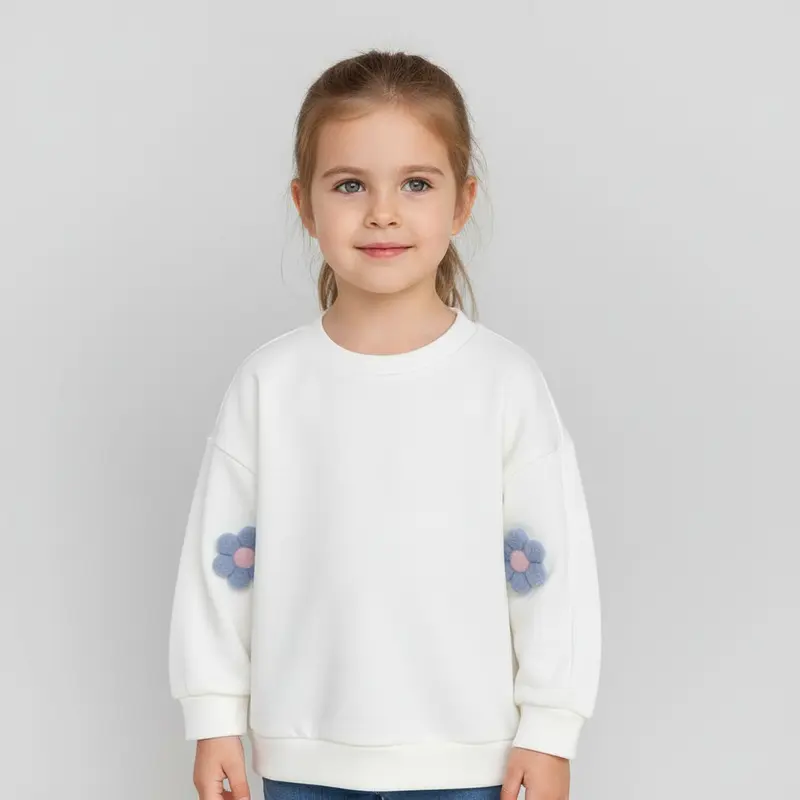 Felpa bianca per bambina con fiori applicati – morbida e casual