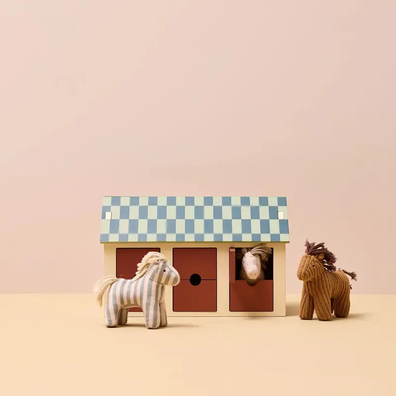 Kid’s Concept Stalla con Cavalli in legno FSC con 3 cavallini tessili (Sam, Dotty e Vera) – 31 cm