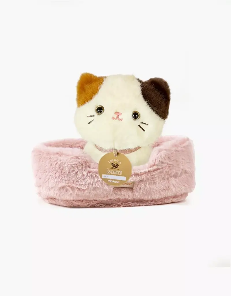Kimi, un gatto di peluche da 18 cm con collare e cestino in pelliccia sintetica rosa