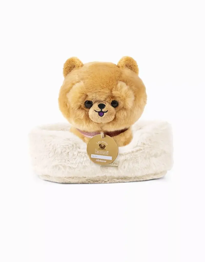 Loki, un cane di peluche da 18 cm con collare e cestino in pelliccia sintetica ecrù