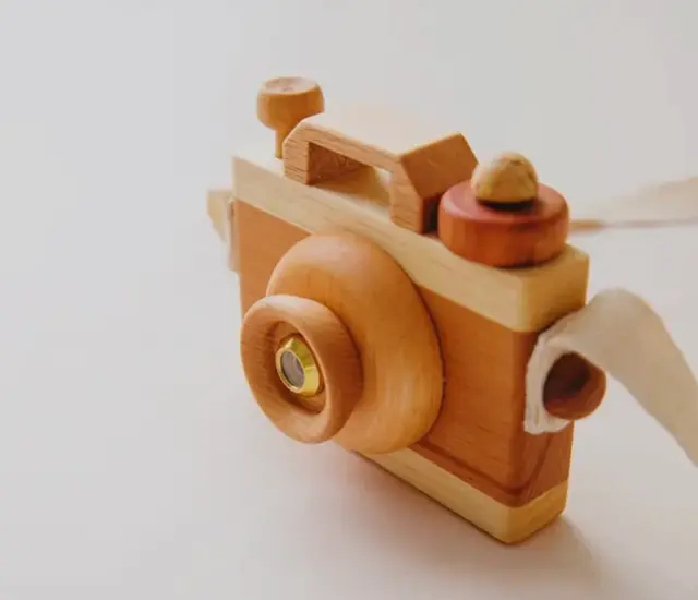 Macchina fotografica in legno
