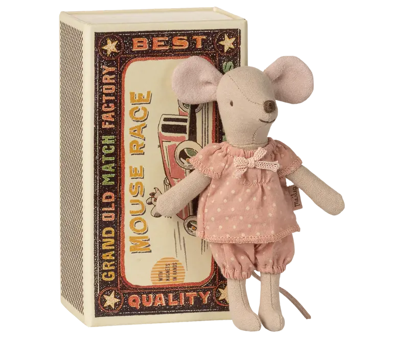 Maileg Topolina Sorella Maggiore con Scatola Fiammiferi Rosa – Big Sister Mouse in Matchbox