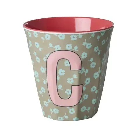 Tazza Alfabeto “C” con Fiori – Sabbia Scura | Tazza in Melamina Rice Denmark