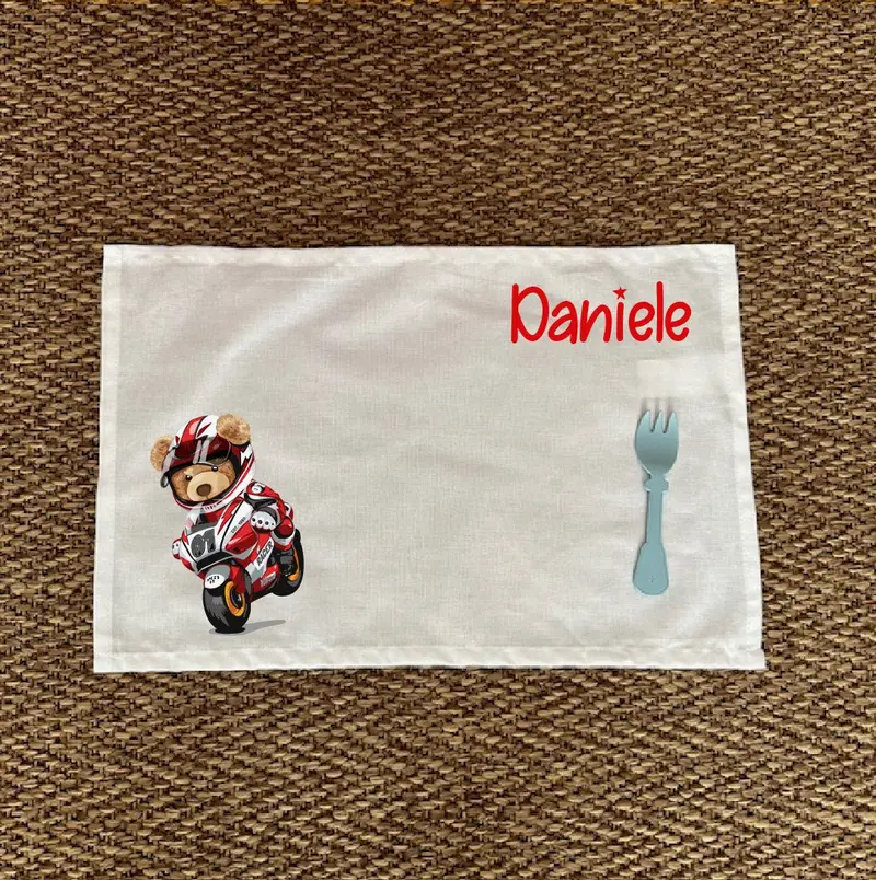 Tovaglietta Asilo Bambino Personalizzata – Set Pappa con Nome Orsetto in Moto
